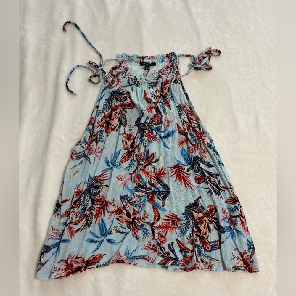 Staccato sleeveless top. Size Large